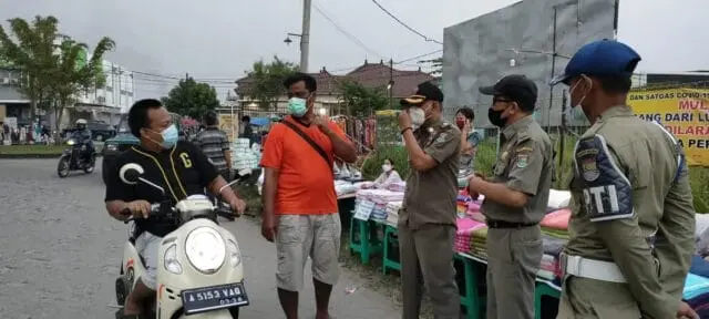 Satpol PP Edukasi Protokol Kesehatan Pedagang di Perum Sudirman Indah Tigaraksa Satpol PP Edukasi Protokol Kesehatan Pedagang di Perum Sudirman Indah Tigaraksa