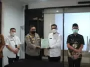 Polres Tangsel Terima Tiga Sertifikat Tanah dan Bangunan dari Pemkot