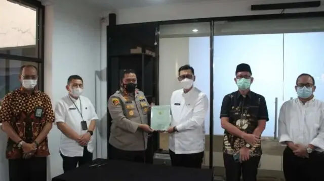 Polres Tangsel Terima Tiga Sertifikat Tanah dan Bangunan dari Pemkot Polres Tangsel Terima Tiga Sertifikat Tanah dan Bangunan dari Pemkot