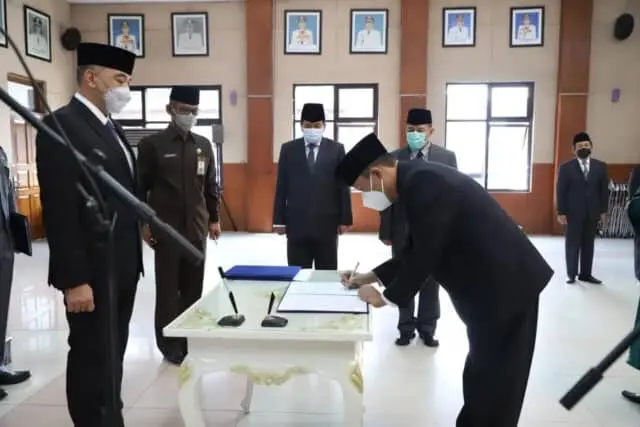 Bupati Tangerang Lantik Direktur Umum Perumdam TKR Bupati Tangerang Lantik Direktur Umum Perumdam TKR