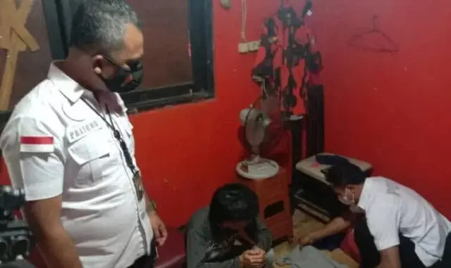 Polisi Gerebeg Markas Ormas Jadi Sarang Narkoba dan Miras di Kota Tangerang Polisi Gerebeg Markas Ormas Jadi Sarang Narkoba dan Miras di Kota Tangerang