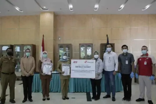 Pemkot Tangsel Terima 320 Baju Hazmat dari CSR Ace Hardware Pemkot Tangsel Terima 320 Baju Hazmat dari CSR Ace Hardware