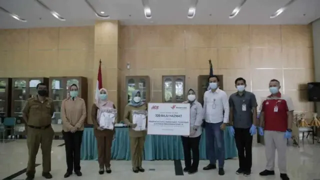 Pemkot Tangsel Terima 320 Baju Hazmat dari CSR Ace Hardware Pemkot Tangsel Terima 320 Baju Hazmat dari CSR Ace Hardware