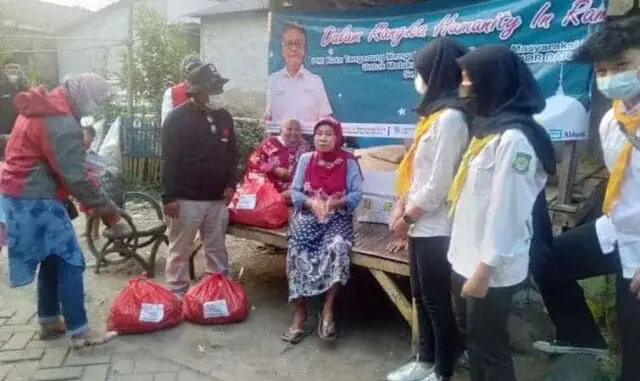 Agenda Rutin Ramadhan, PMI Pinang Berbagi Sembako dan Sejumlah Uang Agenda Rutin Ramadhan, PMI Pinang Berbagi Sembako dan Sejumlah Uang