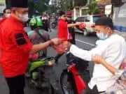 Berbagi di Ramadhan 1442 Hijriah, PDI Perjuangan Karawaci Sebar Ratusan Takjil