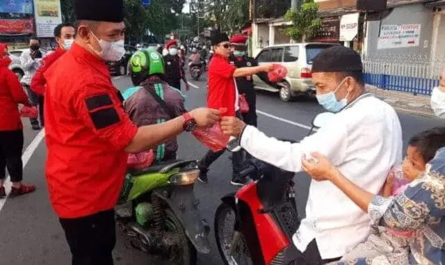 Berbagi di Ramadhan 1442 Hijriah, PDI Perjuangan Karawaci Sebar Ratusan Takjil Berbagi di Ramadhan 1442 Hijriah, PDI Perjuangan Karawaci Sebar Ratusan Takjil
