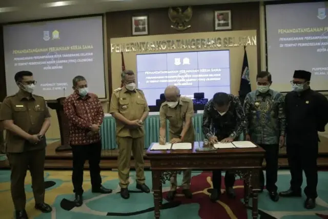 Pemkot Tangsel dan Pemkot Serang Tandatangani Perjanjian Kerjasama TPA Cilowong Pemkot Tangsel dan Pemkot Serang Tandatangani Perjanjian Kerjasama TPA Cilowong