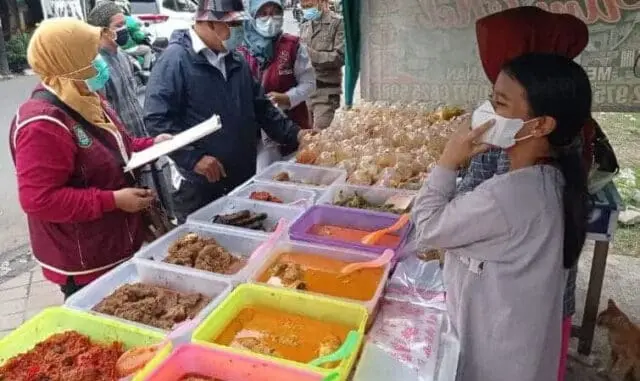 KOTA TANGERANG, Pelitabanten.com -- Dinas Kesehatan (Dinkes) Kota Tangerang melakukan pengecekan kualitas makanan dan minuman berbuka puasa ramadhan 1442 hijriah di 13 Kecamatan se-Kota Tangerang secara serentak. Sekitar 401 sampel makanan dan minuman yang dijual diberbagai pusat keramaian penjual takjil diambil dan dilakukan screening cepat untuk mengantisipasi dan mengetahui ada tidaknya kandungan kimia dan bakteri berbahaya. Dari 401 sampel takjil makanan dan minuman itu ditemukan 21 sampel mengandung bahaya terdapat kandungan kimia atau bakteri. Kabid Kesehatan Masyarakat, Dinkes Kota Tangerang dr.Harmayani, MPH mengungkapkan setiap kecamatan diambil 25 hingga 40 sampel, yang dilakukan oleh petugas Puskesmas melalui pendampingan Kecamatan dan Kelurahan setempat. Sampel yang diambil mulai dari soto mie, tahu, batagor, gendar, siomay, bakso, pacar cina, kwetiau, lumpia dan berbagai jenis takjil berbuka puasa lainnya. “Pengambilan sampel kita fokuskan pada titik-titik keramaian jajanan takjil di Kota Tangerang. Hal ini kita lakukan, sebagai tanggung jawab Pemkot melalui Dinkes untuk melakukan pembinaan dan pengawasan pangan yang beredar di Kota Tangerang,” ungkap dr Harmayani, saat dihubungi Jumat (30/4/2021). Dipaparkan dr Harmayani, hasil dari pengecekan kualitas tim ditemukan 21 sampel dari berbagai jenis takjil yang mengandung kandungan kimia atau bakteri berbahaya. “Untuk jenis sampel yang ditemukan adanya kandungan berbahaya, didominasi jenis takjil berbagai tahu. Selain itu, juga ditemukan pada kikil, somay, ceker, seblak, krupuk pasir, pacar cina, arum manis hingga lumpa,” jelasnya. Selanjutnya, kata dr Harmayani 21 sampel tersebut akan didalami kandungan kimia dan bakterinya di UPT Labkesda Kota Tangerang. Dinkes pun akan melakukan tindak lanjut persuasif, berupa pembinaan dan edukasi kepada para pedagang yang bersangkutan. “Pada pembinaan atau proses edukasi, Dinkes akan memberitahu bahaya terparah akan kandungan kimia yang mereka pakai. Selain itu, Dinkes juga akan memberikan pemaparan jenis-jenis bahan pengganti yang aman atau layak untuk dimakan konsumen,” katanya. Diketahui, pengecekan kualitas makanan akan dilakukan secara rutin oleh Dinkes Kota Tangerang per tiga hingga enam bulan sekali. Hal itu, sebagai bentuk pertanggungjawaban dan pembaharuan data pangan yang beredar di Kota Tangerang. KOTA TANGERANG, Pelitabanten.com -- Dinas Kesehatan (Dinkes) Kota Tangerang melakukan pengecekan kualitas makanan dan minuman berbuka puasa ramadhan 1442 hijriah di 13 Kecamatan se-Kota Tangerang secara serentak. Sekitar 401 sampel makanan dan minuman yang dijual diberbagai pusat keramaian penjual takjil diambil dan dilakukan screening cepat untuk mengantisipasi dan mengetahui ada tidaknya kandungan kimia dan bakteri berbahaya. Dari 401 sampel takjil makanan dan minuman itu ditemukan 21 sampel mengandung bahaya terdapat kandungan kimia atau bakteri. Kabid Kesehatan Masyarakat, Dinkes Kota Tangerang dr.Harmayani, MPH mengungkapkan setiap kecamatan diambil 25 hingga 40 sampel, yang dilakukan oleh petugas Puskesmas melalui pendampingan Kecamatan dan Kelurahan setempat. Sampel yang diambil mulai dari soto mie, tahu, batagor, gendar, siomay, bakso, pacar cina, kwetiau, lumpia dan berbagai jenis takjil berbuka puasa lainnya. “Pengambilan sampel kita fokuskan pada titik-titik keramaian jajanan takjil di Kota Tangerang. Hal ini kita lakukan, sebagai tanggung jawab Pemkot melalui Dinkes untuk melakukan pembinaan dan pengawasan pangan yang beredar di Kota Tangerang,” ungkap dr Harmayani, saat dihubungi Jumat (30/4/2021). Dipaparkan dr Harmayani, hasil dari pengecekan kualitas tim ditemukan 21 sampel dari berbagai jenis takjil yang mengandung kandungan kimia atau bakteri berbahaya. “Untuk jenis sampel yang ditemukan adanya kandungan berbahaya, didominasi jenis takjil berbagai tahu. Selain itu, juga ditemukan pada kikil, somay, ceker, seblak, krupuk pasir, pacar cina, arum manis hingga lumpa,” jelasnya. Selanjutnya, kata dr Harmayani 21 sampel tersebut akan didalami kandungan kimia dan bakterinya di UPT Labkesda Kota Tangerang. Dinkes pun akan melakukan tindak lanjut persuasif, berupa pembinaan dan edukasi kepada para pedagang yang bersangkutan. “Pada pembinaan atau proses edukasi, Dinkes akan memberitahu bahaya terparah akan kandungan kimia yang mereka pakai. Selain itu, Dinkes juga akan memberikan pemaparan jenis-jenis bahan pengganti yang aman atau layak untuk dimakan konsumen,” katanya. Diketahui, pengecekan kualitas makanan akan dilakukan secara rutin oleh Dinkes Kota Tangerang per tiga hingga enam bulan sekali. Hal itu, sebagai bentuk pertanggungjawaban dan pembaharuan data pangan yang beredar di Kota Tangerang.