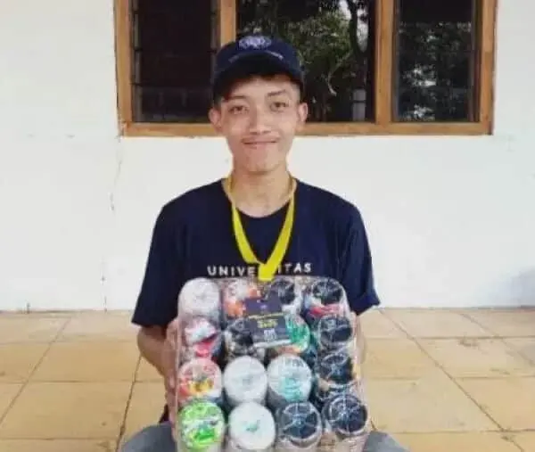 Mahasiswa KKN-PPM UGM Tanjungjaya 2021 Sulap Sampah Jadi Rupiah Mahasiswa KKN-PPM UGM Tanjungjaya 2021 Sulap Sampah Jadi Rupiah
