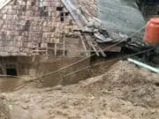Rumah Warga Desa Senanghati Tertimbun Tanah Longsor Rumah milik Pasangan Suami Istri (Pasutri) Santohir (53) dan Maesaroh (51) tertimbun tanah longsor, Desa Senanghati, Kecamatan Malingping, Lebak-Banten.