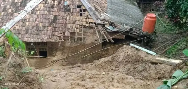 Rumah Warga Desa Senanghati Tertimbun Tanah Longsor Rumah Warga Desa Senanghati Tertimbun Tanah Longsor