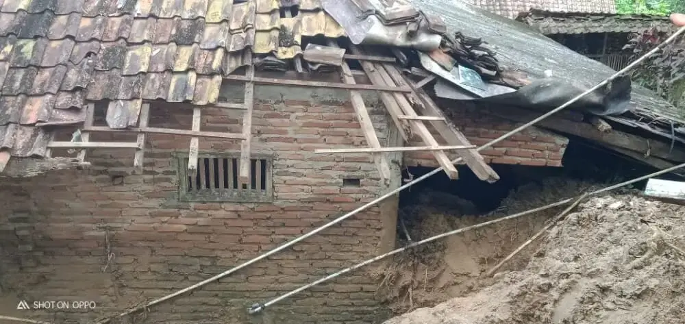 Rumah Warga Desa Senanghati Tertimbun Tanah Longsor Rumah Warga Desa Senanghati Tertimbun Tanah Longsor