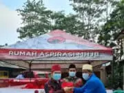 Iman Pribadi, Ketua Rumah Aspirasi MHJB berbagi kebaikan kepada masyarakat di Desa Sawarna Timur, pada Senin (26/04/2021).