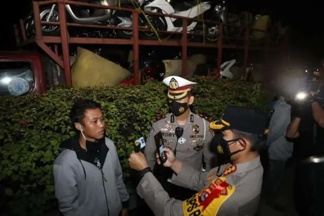 Pos Penyekatan GT Cikupa Berhentikan Truk Pengangkut Sepeda Motor, 10 Penumpang Di-swab Test Pos Penyekatan GT Cikupa Berhentikan Truk Pengangkut Sepeda Motor, 10 Penumpang Di-swab Test