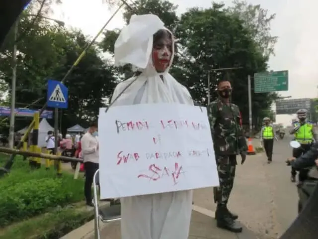 Heboh! Ada Pocong Hadang Pemudik di Posko Penyekatan Heboh! Ada Pocong Hadang Pemudik di Posko Penyekatan