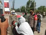 Posko Penyekatan Polresta Tangerang Laksanakan Tes Swab Antigen Bagi Pemudik Posko Penyekatan Polresta Tangerang Laksanakan Tes Swab Antigen Bagi Pemudik