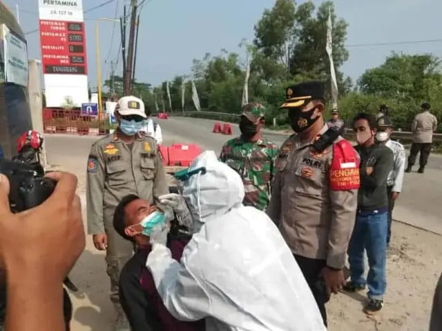 Posko Penyekatan Polresta Tangerang Laksanakan Tes Swab Antigen Bagi Pemudik Posko Penyekatan Polresta Tangerang Laksanakan Tes Swab Antigen Bagi Pemudik