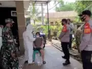 Kapolsek Pagedangan Door To Door Swab Antigen Ke Warga Pulang Mudik Kapolsek Pagedangan Door To Door Swab Antigen Ke Warga Pulang Mudik