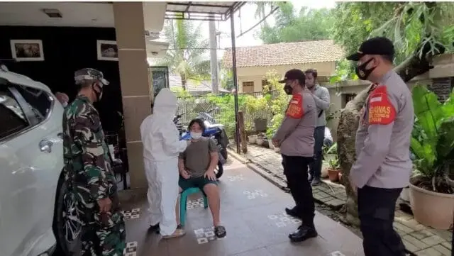 Kapolsek Pagedangan Door To Door Swab Antigen Ke Warga Pulang Mudik Kapolsek Pagedangan Door To Door Swab Antigen Ke Warga Pulang Mudik