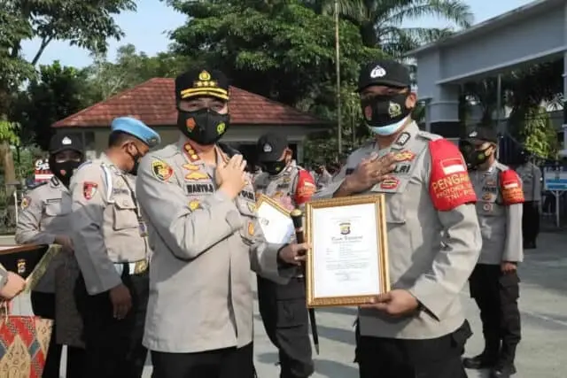 Penghargaan Bhabinkamtibmas, Kapolresta Tangerang Dorong Perkuat 3T Pasca Peniadaan Mudik Penghargaan Bhabinkamtibmas, Kapolresta Tangerang Dorong Perkuat 3T Pasca Peniadaan Mudik