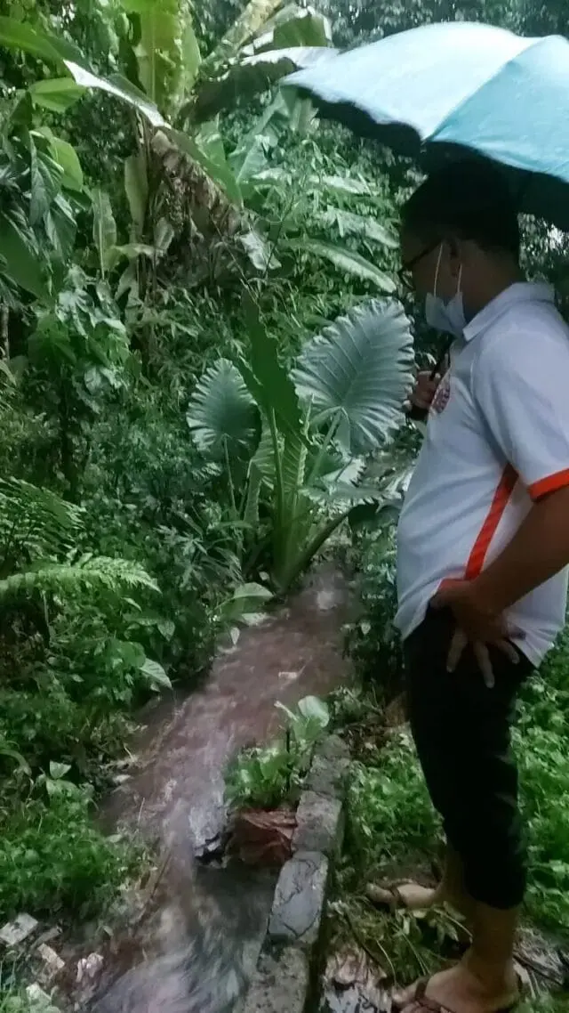 Antisipasi Luapan Air, Polsek Cisauk Sigap Bersihkan Sampah Akibat Hujan Deras