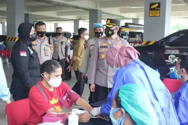 Cegah Penyebaran Virus Covid-19, Polres Tangsel Gelar Vaksinasi Massal Tahap Kedua Cegah Penyebaran Virus Covid-19, Polres Tangsel Gelar Vaksinasi Massal Tahap Kedua