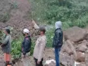 Gerakan Cepat Bersihkan Jalan Pasca Longsor, Kapolres Lebak: Sepeda Motor sudah bisa lewat Gerakan Cepat Bersihkan Jalan Pasca Longsor, Kapolres Lebak: Sepeda Motor sudah bisa lewat