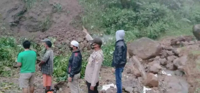 Gerakan Cepat Bersihkan Jalan Pasca Longsor, Kapolres Lebak: Sepeda Motor sudah bisa lewat Gerakan Cepat Bersihkan Jalan Pasca Longsor, Kapolres Lebak: Sepeda Motor sudah bisa lewat