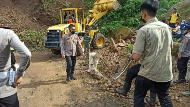Kapolres Lebak Pimpin langsung Evakuasi Material Longsor Kapolres Lebak Pimpin langsung Evakuasi Material Longsor