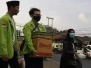 Sesaat Jelang Berbuka Puasa, Mahasiswa Binamadani Bagi-Bagi Makanan Sesaat Jelang Berbuka Puasa, Mahasiswa Binamadani Bagi-Bagi Makanan
