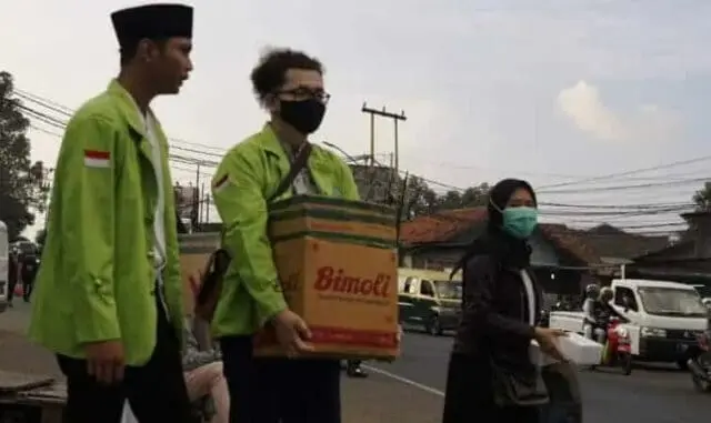Sesaat Jelang Berbuka Puasa, Mahasiswa Binamadani Bagi-Bagi Makanan Sesaat Jelang Berbuka Puasa, Mahasiswa Binamadani Bagi-Bagi Makanan
