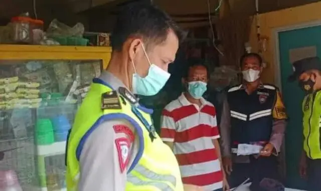 Cooling Sistem, Anggota Polisi Jatiuwung Rayu Pemudik Lakukan Swab Antigen Cooling Sistem, Anggota Polisi Jatiuwung Rayu Pemudik Lakukan Swab Antigen