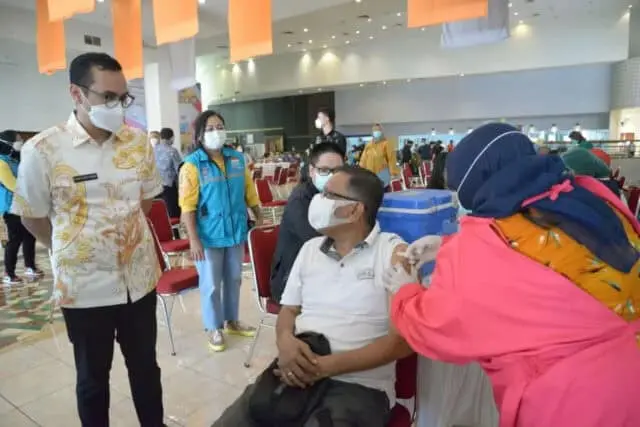 Wakil Walikota Tangsel Tinjau Vaksinasi Tahap Kedua di Teras Kota Wakil Walikota Tangsel Tinjau Vaksinasi Tahap Kedua di Teras Kota