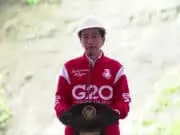 Jaket Merah Nyentrik G20 Jokowi Curi Perhatian Publik Jaket Merah Nyentrik G20 Jokowi Curi Perhatian Publik