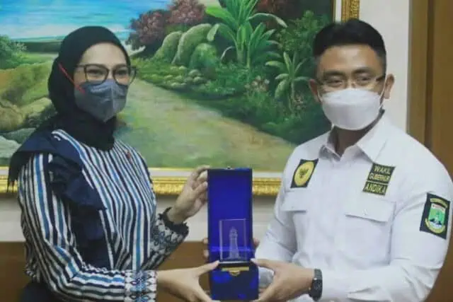 Stafsus Jokowi Kunjungi Andika Hazrumy Pastikan Banten Dapat 18 Ribu Vaksin untuk ODK Stafsus Jokowi Kunjungi Andika Hazrumy Pastikan Banten Dapat 18 Ribu Vaksin untuk ODK