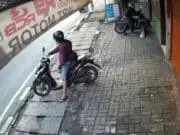 Terekam CCTV, Motor Tukang Sapu Kota Tangerang Raib Digondol Maling Terekam CCTV, Motor Tukang Sapu Kota Tangerang Raib Digondol Maling