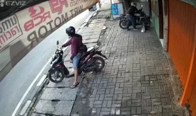 Terekam CCTV, Motor Tukang Sapu Kota Tangerang Raib Digondol Maling Terekam CCTV, Motor Tukang Sapu Kota Tangerang Raib Digondol Maling