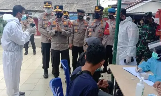 Satu RW 33 Orang Positif Covid-19 di Kota Tangerang, Polisi Berlakukan Lockdown Mikro Satu RW 33 Orang Positif Covid-19 di Kota Tangerang, Polisi Berlakukan Lockdown Mikro