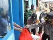 Lockdown Mikro Gandasari, Kapolres Antar Makanan Langsung ke Rumah Warga Lockdown Mikro Gandasari, Kapolres Antar Makanan Langsung ke Rumah Warga