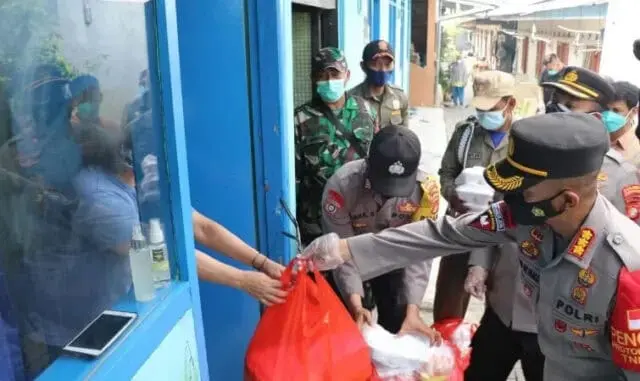 Lockdown Mikro Gandasari, Kapolres Antar Makanan Langsung ke Rumah Warga Lockdown Mikro Gandasari, Kapolres Antar Makanan Langsung ke Rumah Warga