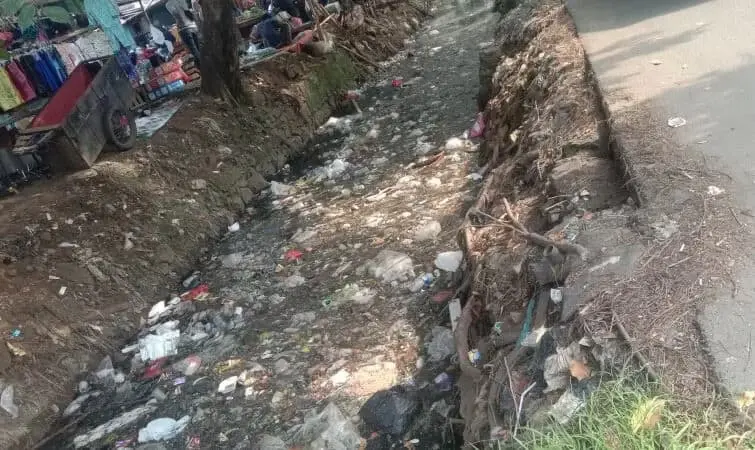 Kumuh dan Bau, Bersih-Bersih Kali Sipon Akankah Sadarkan Masyarakat? Kumuh dan Bau, Bersih-Bersih Kali Sipon Akankah Sadarkan Masyarakat?