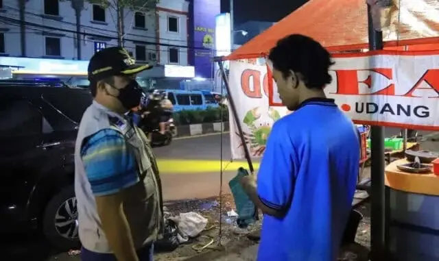 Patroli Prokes, Arief Tegur Pedagang Tak Pakai Masker Patroli Prokes, Arief Tegur Pedagang Tak Pakai Masker