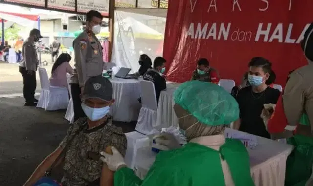 150 Warga Divaksinasi AstraZeneca di Mapolsek Karawaci