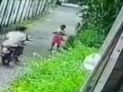Terekam CCTV, Bocah Main Hape Sambil Jalan Dijambret Pengendara Motor Terekam CCTV, Bocah Main Hape Sambil Jalan Dijambret Pengendara Motor