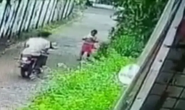 Terekam CCTV, Bocah Main Hape Sambil Jalan Dijambret Pengendara Motor Terekam CCTV, Bocah Main Hape Sambil Jalan Dijambret Pengendara Motor