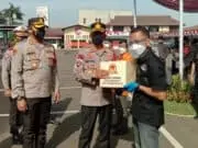 Baksos Polri, Ratusan Paket Sembako Diantar Langsung ke Warga Terdampak Covid-19 Baksos Polri, Ratusan Paket Sembako Diantar Langsung ke Warga Terdampak Covid-19