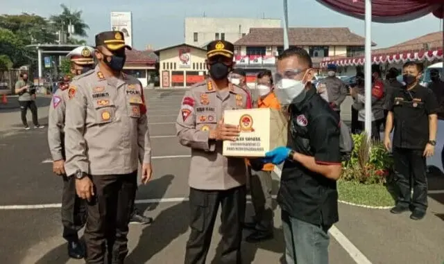 Baksos Polri, Ratusan Paket Sembako Diantar Langsung ke Warga Terdampak Covid-19 Baksos Polri, Ratusan Paket Sembako Diantar Langsung ke Warga Terdampak Covid-19