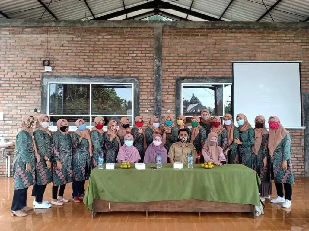 Penyuluhan Gizi Seimbang untuk Balita Melalui Kader Posyandu di Desa Tamansari Kabupaten Bogor Penyuluhan Gizi Seimbang untuk Balita Melalui Kader Posyandu di Desa Tamansari Kabupaten Bogor