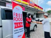 Indahnya Berbagi, Mizan Amanah bersama Alfamart Bagikan  Makanan Gratis