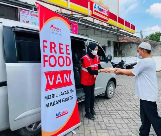 Indahnya Berbagi, Mizan Amanah bersama Alfamart Bagikan Makanan Gratis Indahnya Berbagi, Mizan Amanah bersama Alfamart Bagikan Makanan Gratis